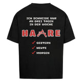 ICH SCHNEIDE NUR AN DREI TAGEN HAARE Oversized T-Shirt