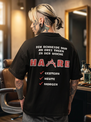 ICH SCHNEIDE NUR AN DREI TAGEN HAARE Oversized T-Shirt