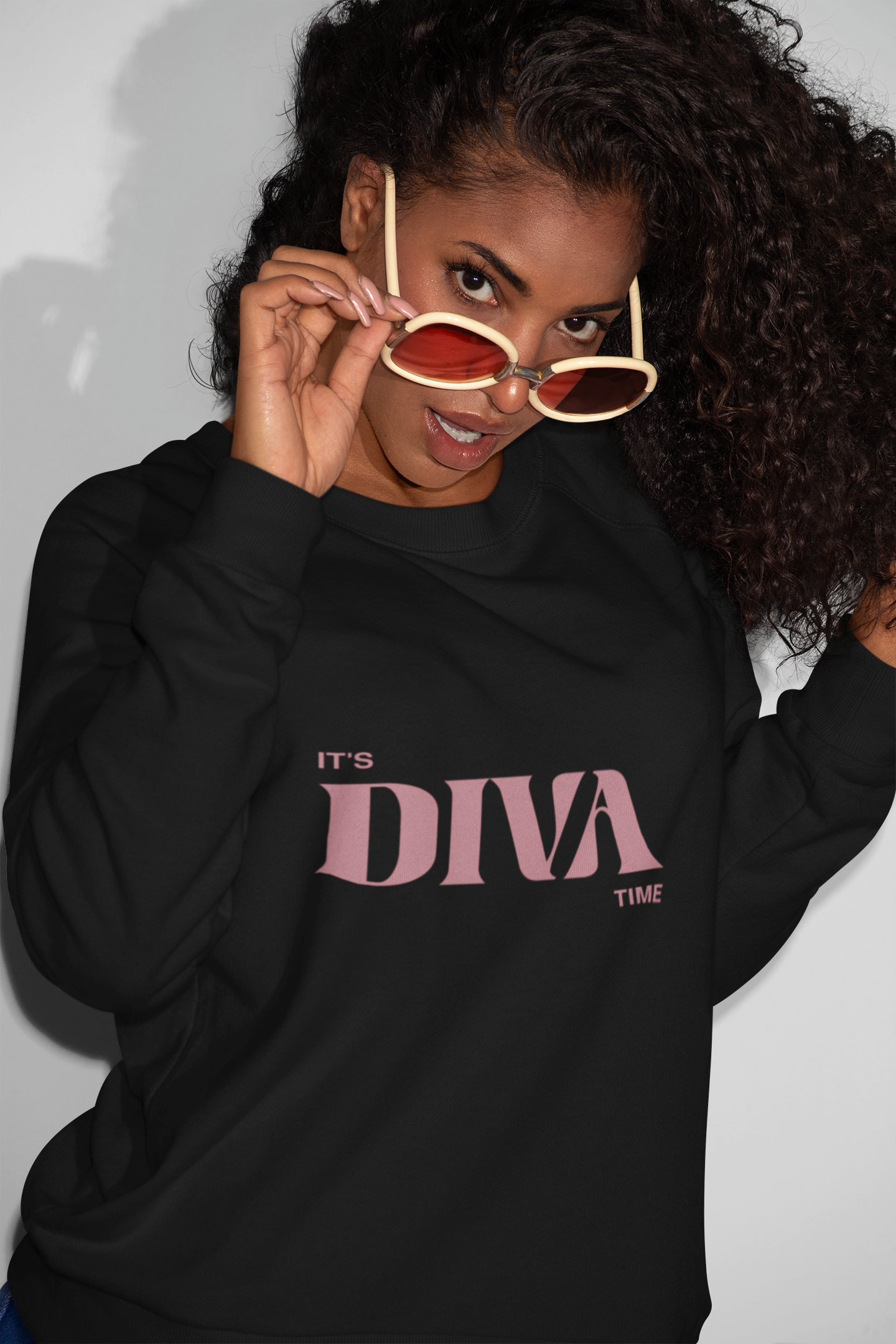 Premium Sweatshirt "It's DIVA Time" - Dein Moment, dein Look
