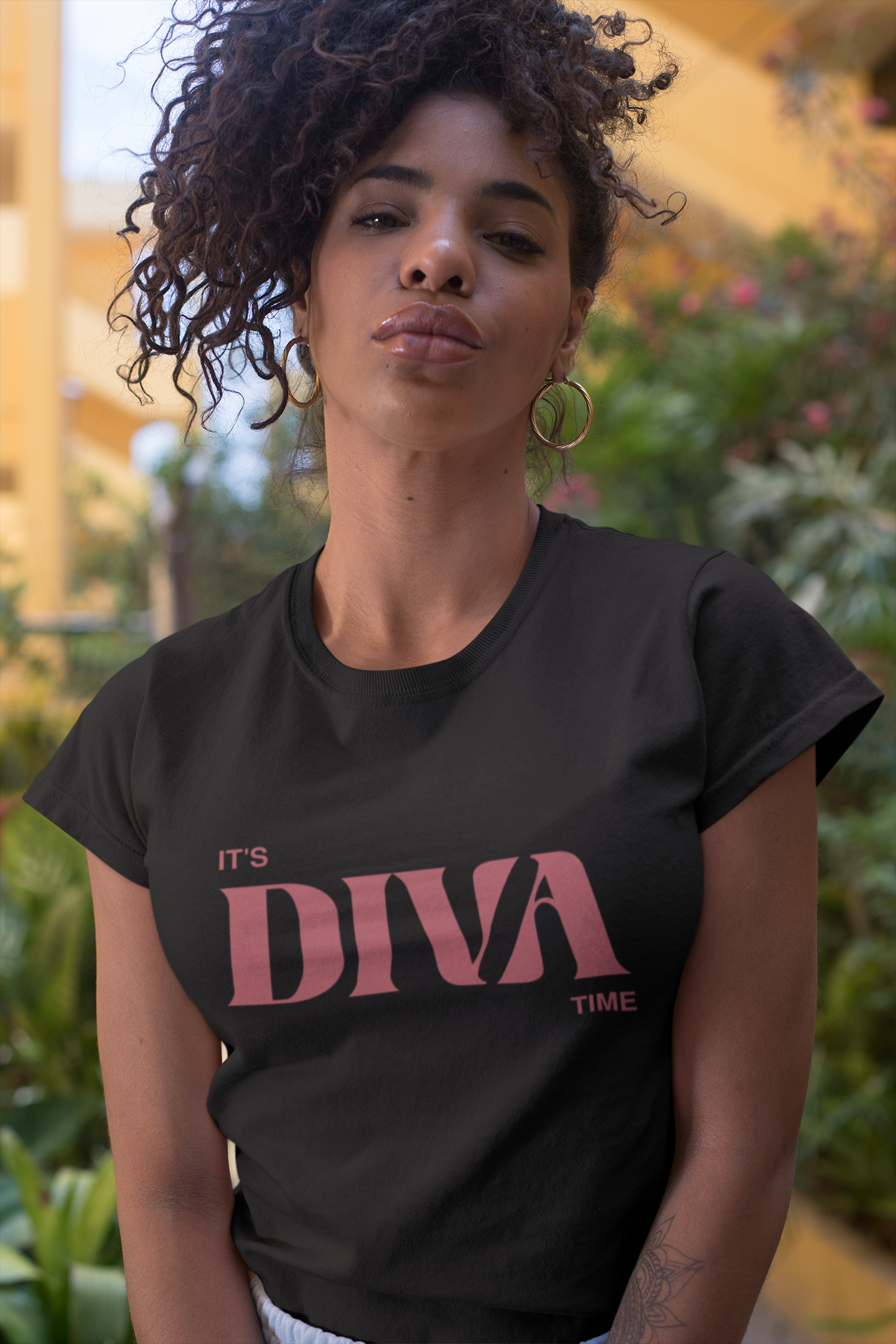Premium Woman T-Shirt "It’s Diva Time" – Zeig, wer du wirklich bist!
