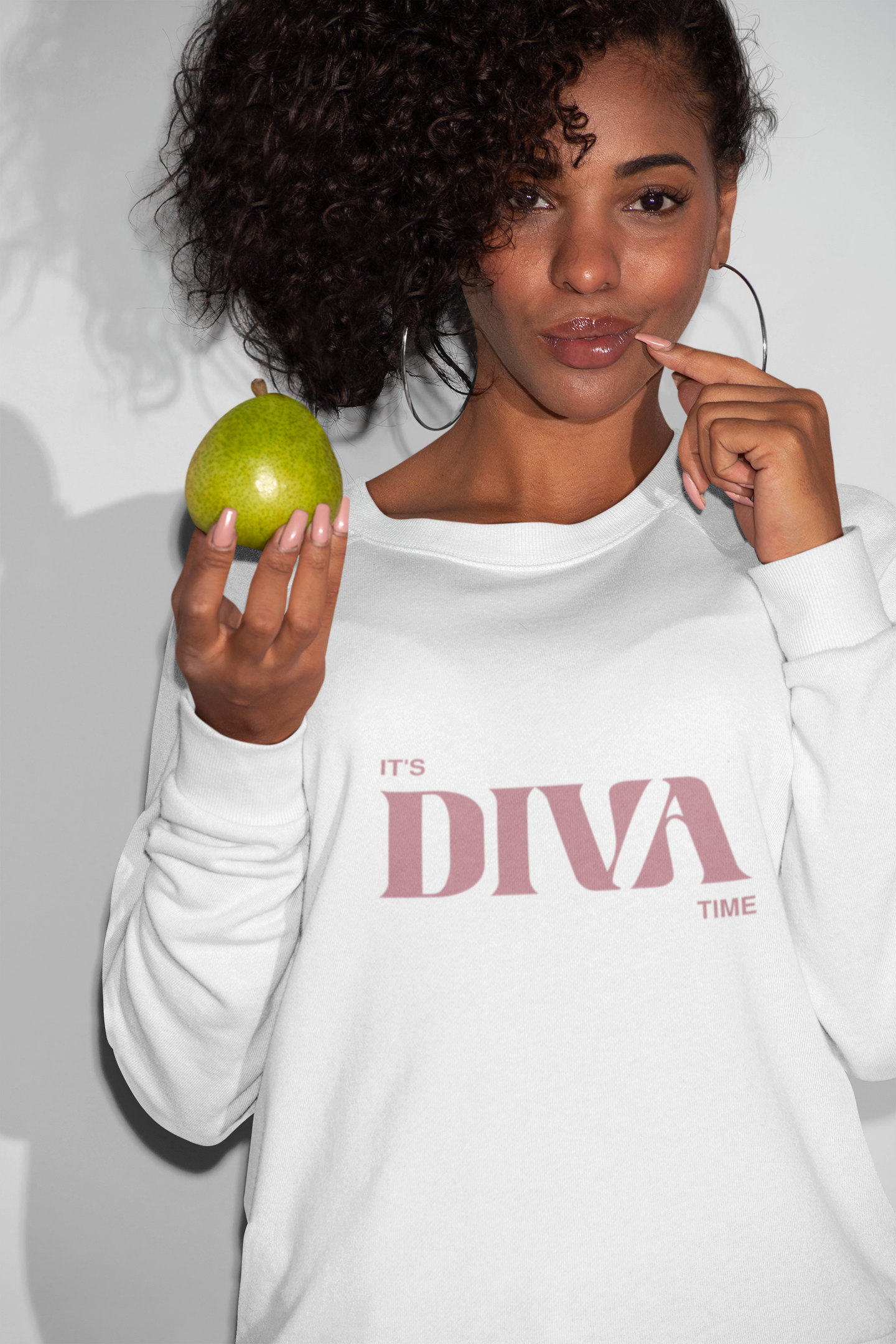 Premium Sweatshirt "It's DIVA Time" - Dein Moment, dein Look