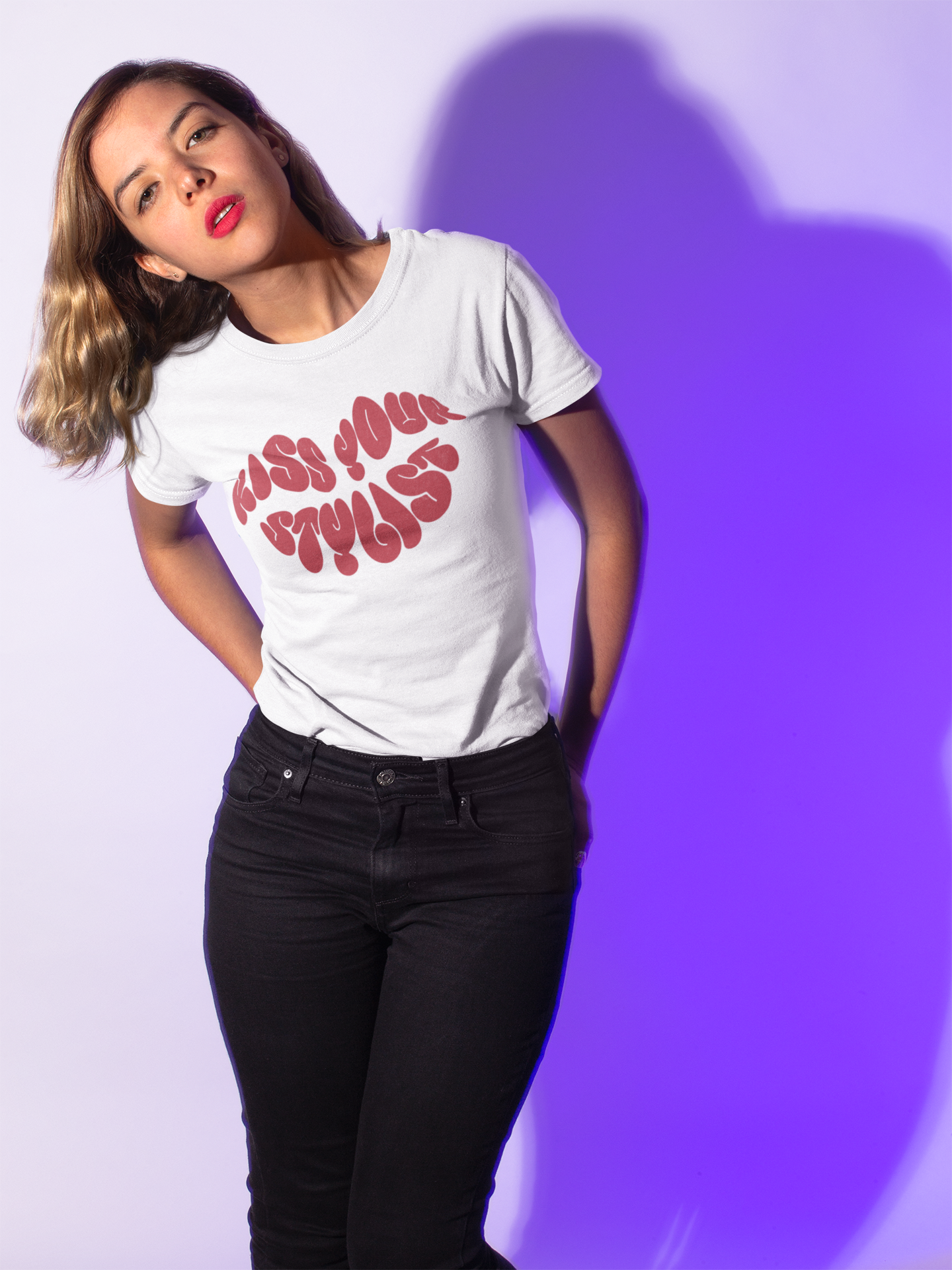 Premium Damen T-Shirt "Kiss Your Stylist" – Dein Statement für Style & Leidenschaft!